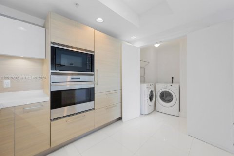 Condo in North Miami Beach, Florida, 2 bedrooms № 2076623 - photo 13