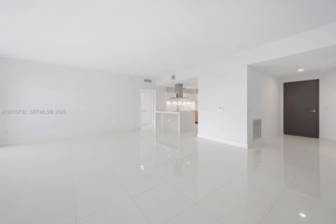 Condo in North Miami Beach, Florida, 2 bedrooms № 2076623 - photo 12