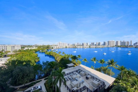 Condo in North Miami Beach, Florida, 2 bedrooms № 2076623 - photo 3
