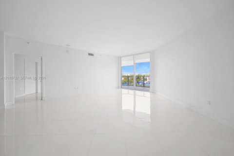 Condo in North Miami Beach, Florida, 2 bedrooms № 2076623 - photo 5