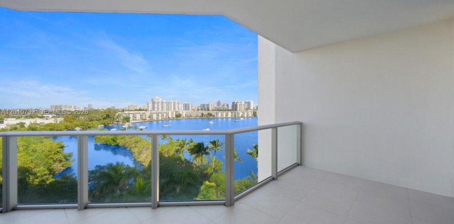 Condo in North Miami Beach, Florida, 2 bedrooms № 2076623