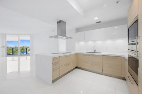 Condo in North Miami Beach, Florida, 2 bedrooms № 2076623 - photo 14