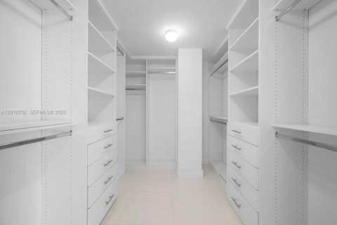 Condo in North Miami Beach, Florida, 2 bedrooms № 2076623 - photo 25