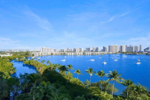 Condo in North Miami Beach, Florida, 2 bedrooms № 2076623 - photo 4