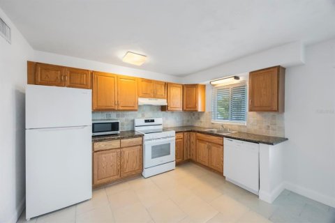 Commercial property in Treasure Island, Florida 5 bedrooms, 254.18 sq.m. № 1508889 - photo 28