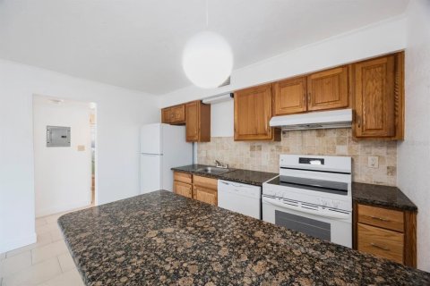 Commercial property in Treasure Island, Florida 5 bedrooms, 254.18 sq.m. № 1508889 - photo 11