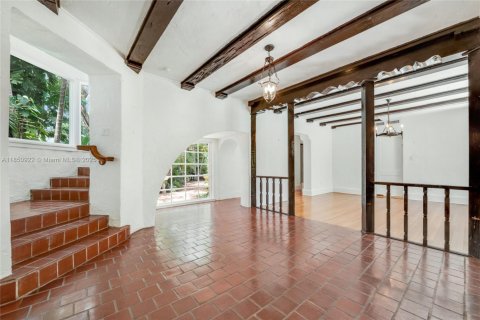 House in Coral Gables, Florida 4 bedrooms, 281.49 sq.m. № 1855224 - photo 9