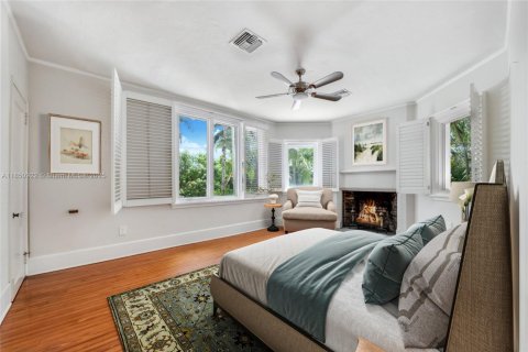 House in Coral Gables, Florida 4 bedrooms, 281.49 sq.m. № 1855224 - photo 11