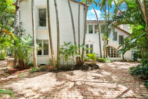House in Coral Gables, Florida 4 bedrooms, 281.49 sq.m. № 1855224 - photo 12