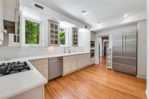 House in Coral Gables, Florida 4 bedrooms, 281.49 sq.m. № 1855224 - photo 10