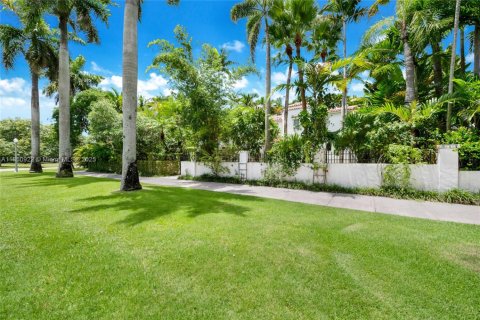 House in Coral Gables, Florida 4 bedrooms, 281.49 sq.m. № 1855224 - photo 14
