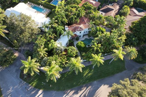 House in Coral Gables, Florida 4 bedrooms, 281.49 sq.m. № 1855224 - photo 1