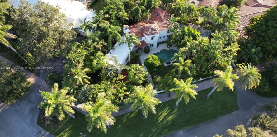 House in Coral Gables, Florida 4 bedrooms, 281.49 sq.m. № 1855224