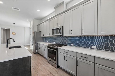 House in Land O' Lakes, Florida 4 bedrooms, 326.27 sq.m. № 2149489 - photo 3
