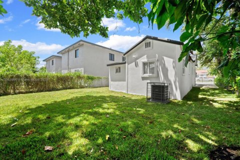 House in Miami, Florida 4 bedrooms, 113.81 sq.m. № 1892051 - photo 26