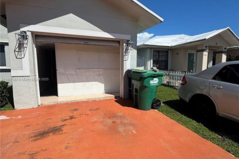 Снять в аренду коммерческую недвижимость в Катлер-Бей, Флорида 127.55м2, № 1949121 - фото 1