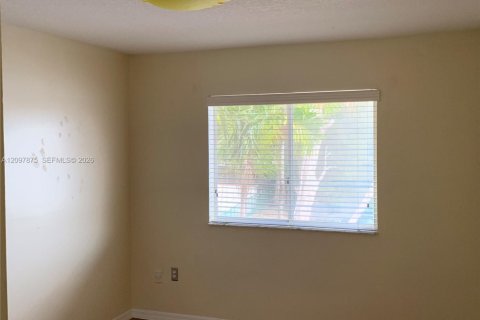 Condo in Hialeah Gardens, Florida, 3 bedrooms  № 2392760 - photo 7