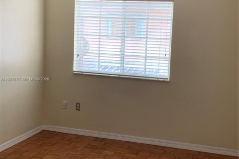 Condo in Hialeah Gardens, Florida, 3 bedrooms  № 2392760 - photo 8