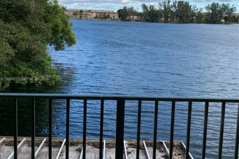 Condo in Hialeah Gardens, Florida, 3 bedrooms  № 2392760 - photo 3