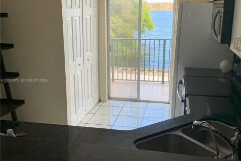 Condo in Hialeah Gardens, Florida, 3 bedrooms  № 2392760