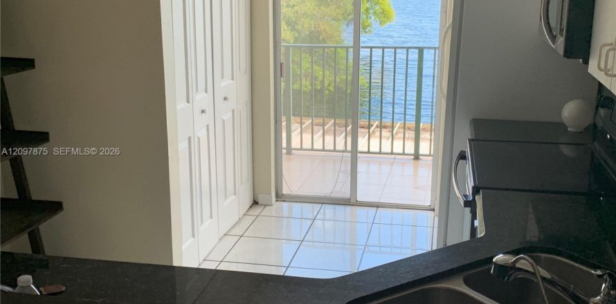 Condo in Hialeah Gardens, Florida, 3 bedrooms  № 2392760