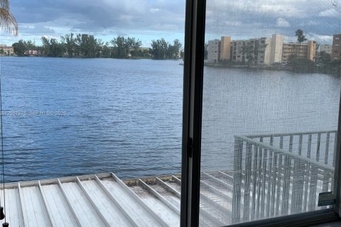 Condo in Hialeah Gardens, Florida, 3 bedrooms  № 2392760 - photo 4