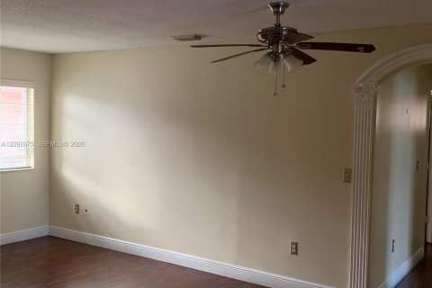 Condo in Hialeah Gardens, Florida, 3 bedrooms  № 2392760 - photo 2