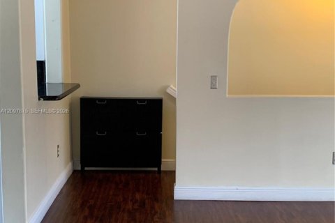 Condo in Hialeah Gardens, Florida, 3 bedrooms  № 2392760 - photo 5