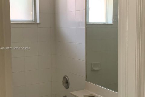 Condo in Hialeah Gardens, Florida, 3 bedrooms  № 2392760 - photo 9