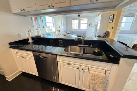 Condo in Sunny Isles Beach, Florida, 2 bedrooms  № 1842887 - photo 10