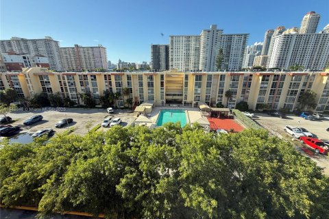 Condo in Sunny Isles Beach, Florida, 2 bedrooms  № 1842887 - photo 21