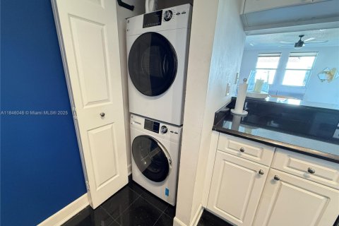 Condo in Sunny Isles Beach, Florida, 2 bedrooms  № 1842887 - photo 8