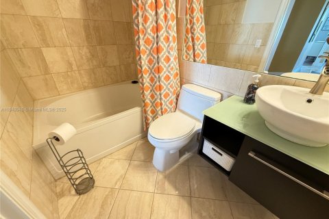 Condo in Sunny Isles Beach, Florida, 2 bedrooms  № 1842887 - photo 18