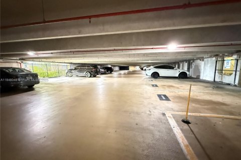 Condo in Sunny Isles Beach, Florida, 2 bedrooms  № 1842887 - photo 30