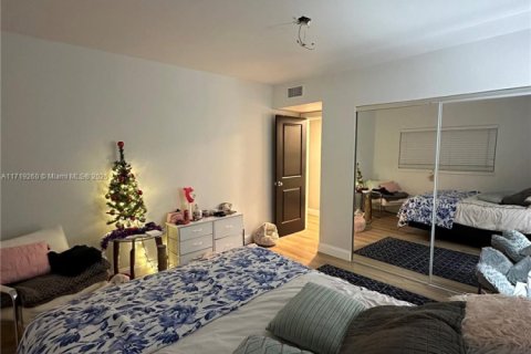 Купить кондоминиум в Пемброк-Парк, Флорида 3 спальни, 79.9м2, № 2088476 - фото 11