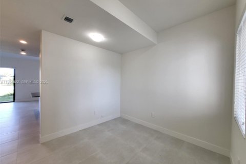 House in Homestead, Florida 3 bedrooms № 1994117 - photo 4