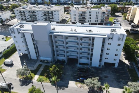 Villa ou maison à louer à North Miami Beach, Floride: 2 chambres, 69.68 m2 № 2023954 - photo 11