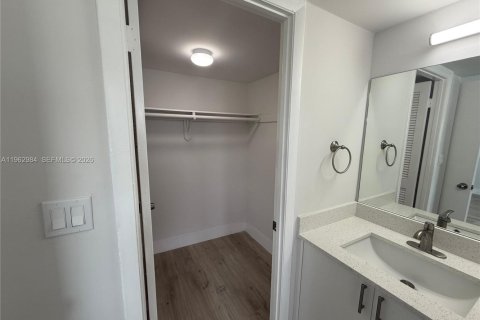 Villa ou maison à louer à North Miami Beach, Floride: 2 chambres, 69.68 m2 № 2023954 - photo 5