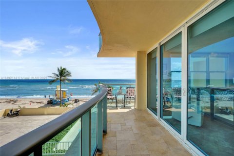 Copropriété à louer à Hollywood, Floride: 2 chambres, 111.3 m2 № 1946355 - photo 1