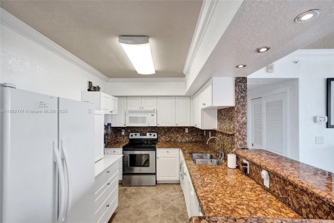 Copropriété à louer à Hollywood, Floride: 2 chambres, 111.3 m2 № 1946355 - photo 12