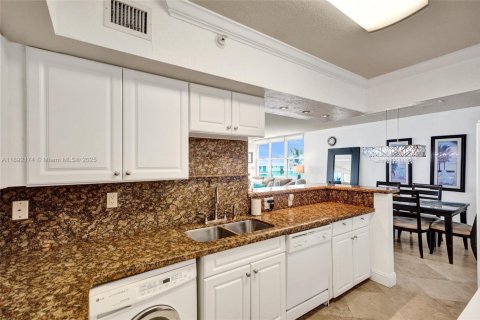 Copropriété à louer à Hollywood, Floride: 2 chambres, 111.3 m2 № 1946355 - photo 13