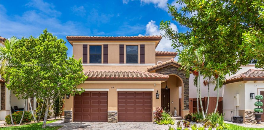 House in Homestead, Florida 5 bedrooms, 271.65 sq.m. № 1707726