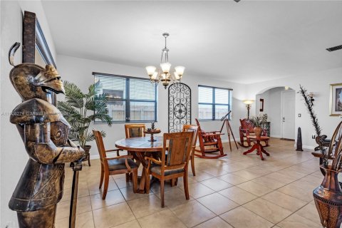 House in Homestead, Florida 5 bedrooms, 271.65 sq.m. № 1707726 - photo 13
