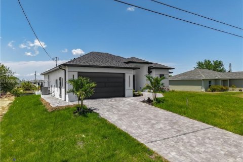 Купить виллу или дом в Кейп-Корал, Флорида 4 спальни, 148.64м2, № 1993317 - фото 2