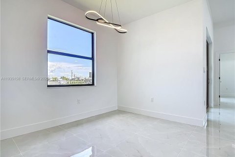 Купить виллу или дом в Кейп-Корал, Флорида 4 спальни, 148.64м2, № 1993317 - фото 14