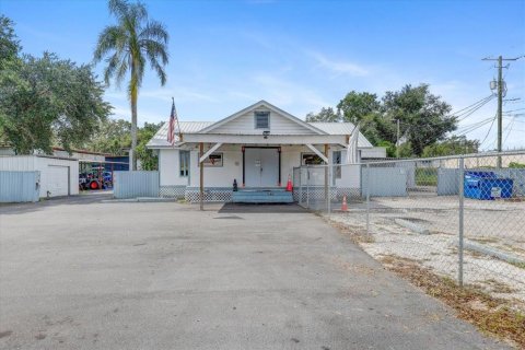 Commercial property in Seffner, Florida 367.71 sq.m. № 1866375 - photo 1