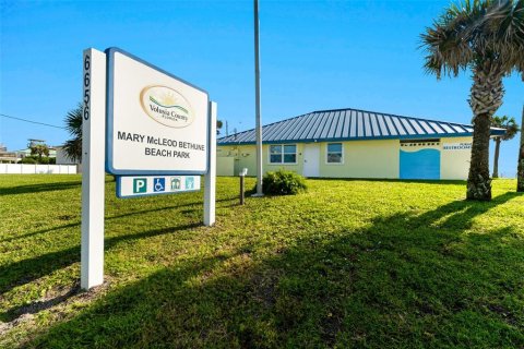 House in New Smyrna Beach, Florida 4 bedrooms, 356.28 sq.m. № 2317421 - photo 19