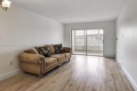 Condominio en venta en Sunrise, Florida, 1 dormitorio, 59.46 m2 № 1943579 - foto 12