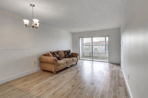 Condominio en venta en Sunrise, Florida, 1 dormitorio, 59.46 m2 № 1943579 - foto 11