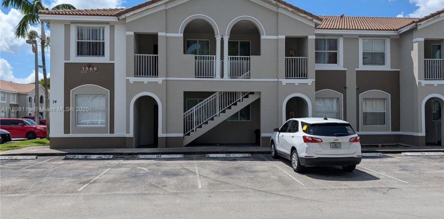 Apartment in Homestead, Florida 2 bedrooms, 84.91 sq.m. № 1952452